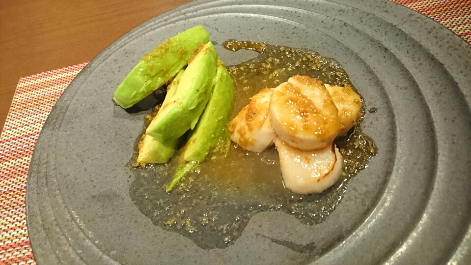ホタテの鉄板焼き（アボカド、わさび醤油）