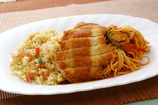 Riz pilaf, porc pané et spaghetti à la napolitaine dans une même assiette